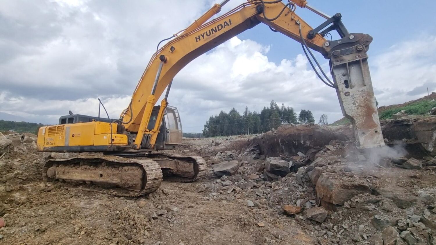 EXCAVATOR-WITH-BREAKER-45-TONNE